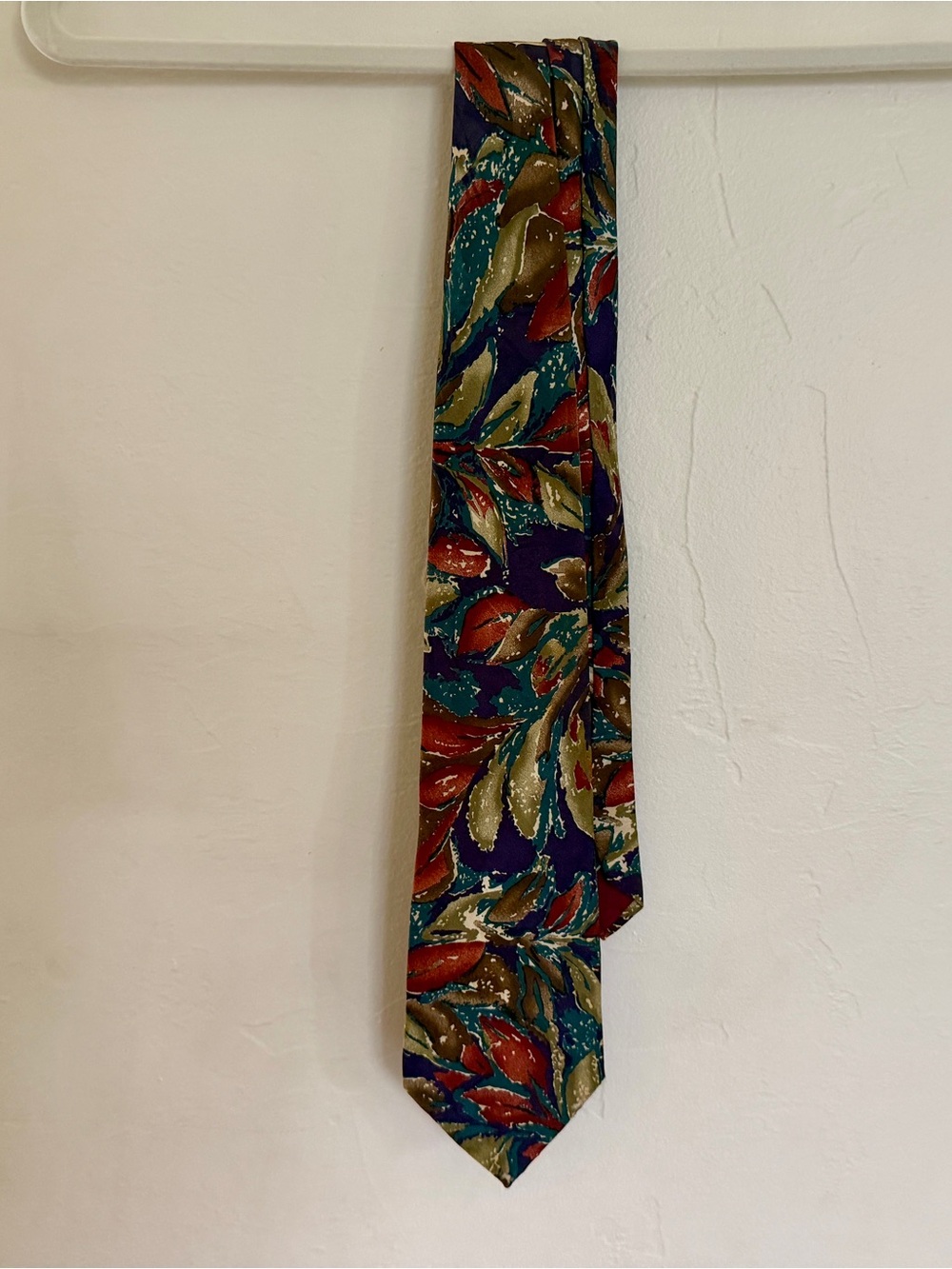 Leaf Motif Men's Tie in Red, Green & Gold - Classic Dress Accessory